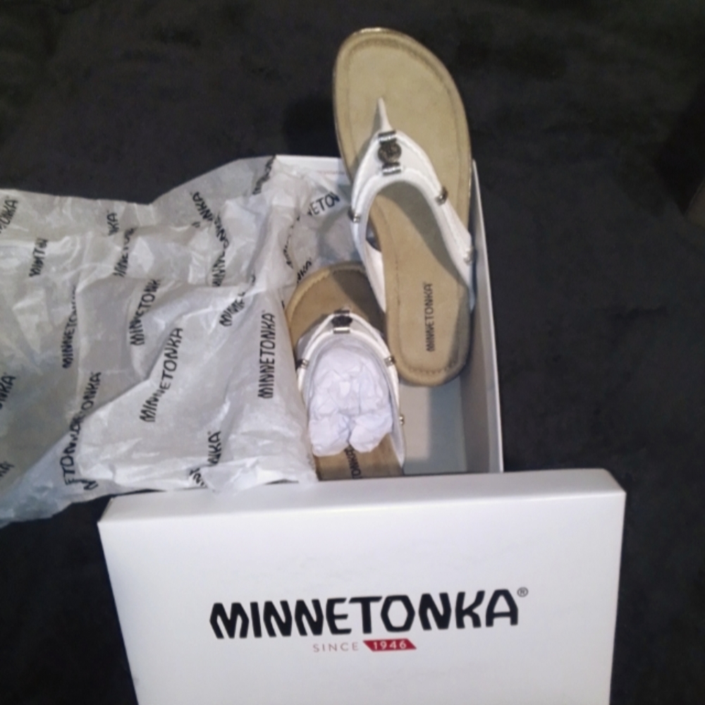 Minnetonka Sandals size 8W Offwhite